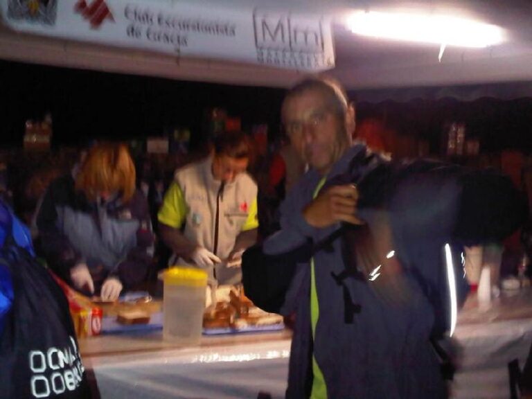 Carlos avituallant a l'arribada a Montserrat