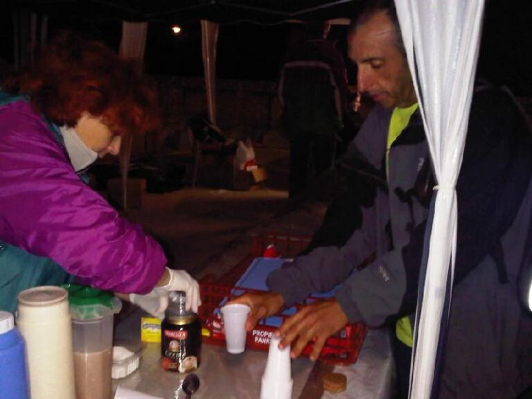 Carlos avituallant a l'arribada a Montserrat 2