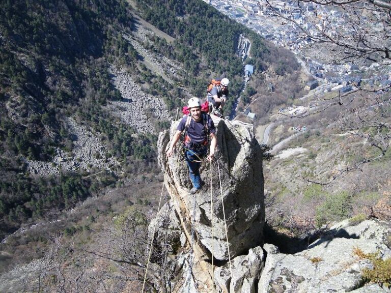 Ruben i Jordi a punt de pasar el pont