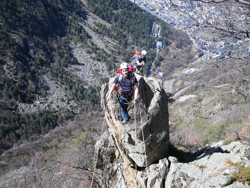 Ruben i Jordi a punt de pasar el pont