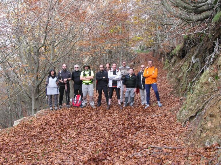 Foto de grup al cami de entrada a Sant Segimon