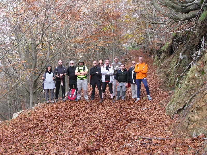 Foto de grup al cami de entrada a Sant Segimon