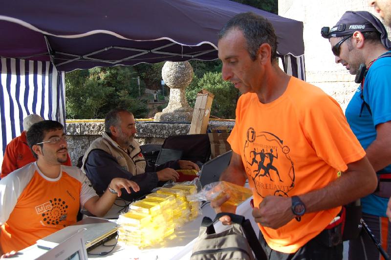 Carlos recollint el recordatori de la Mm