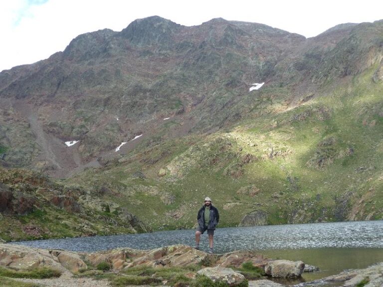 En Jordi a l'Estany d'Estats. Damunt, quatre dels 3000 per fer