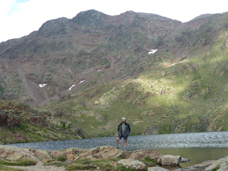 En Jordi a l'Estany d'Estats. Damunt, quatre dels 3000 per fer