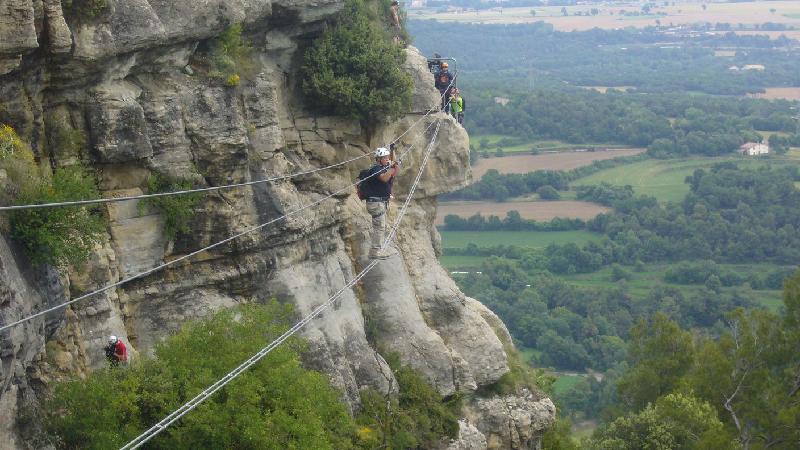En Joan progressant pel pont