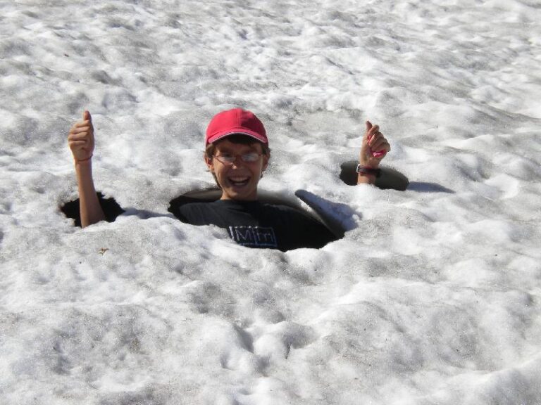 Hector jugant a la glacera