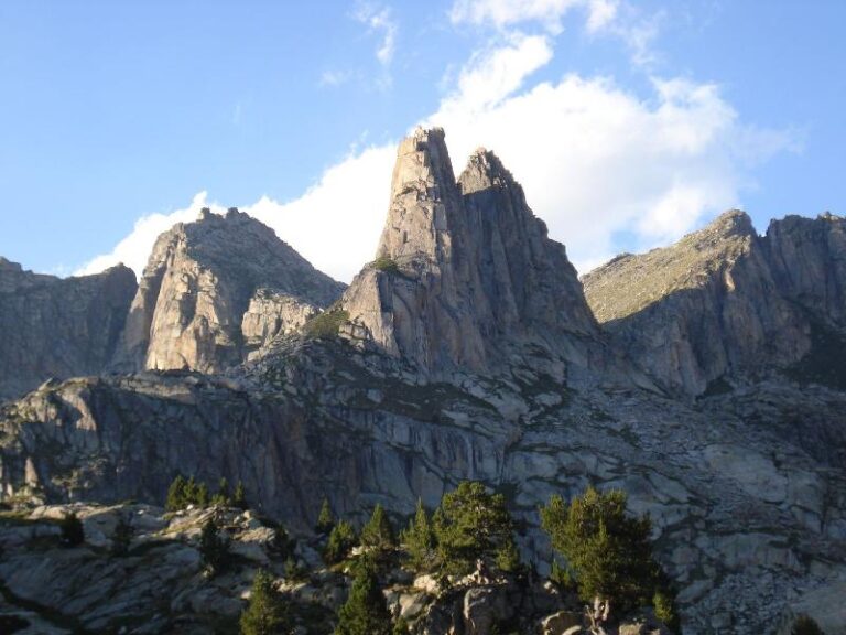 Centre:Agulles d'Amitges.Esquerra:Tuc Saboredo.Dreta:Pic Amitges