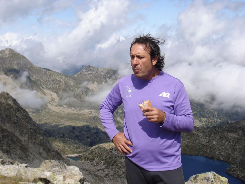 Fernando fent un bocata al Coll d'Amitges