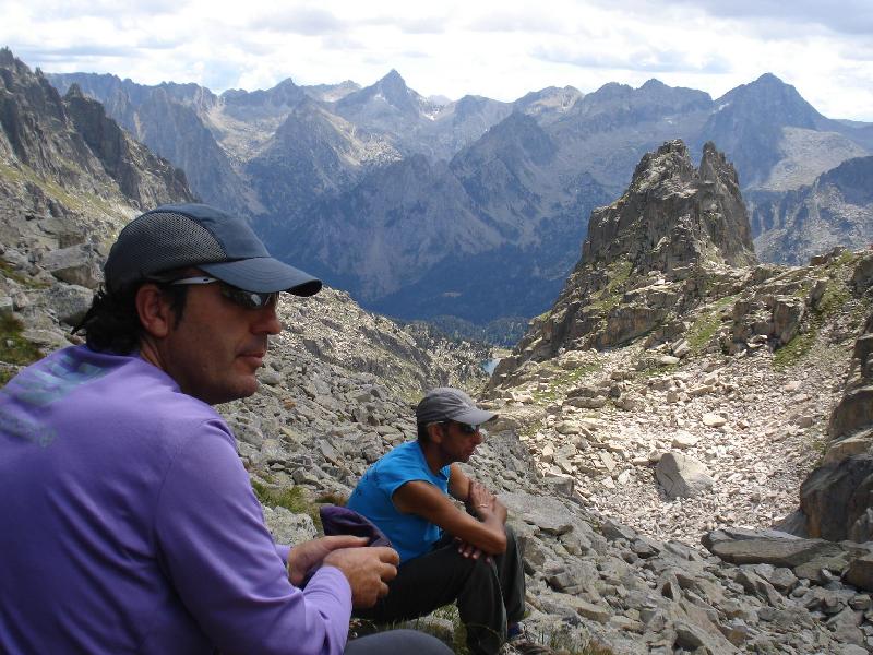 En Fernando i en Carlos baixant dels cims. Al darrera les Agulles d'Amitges