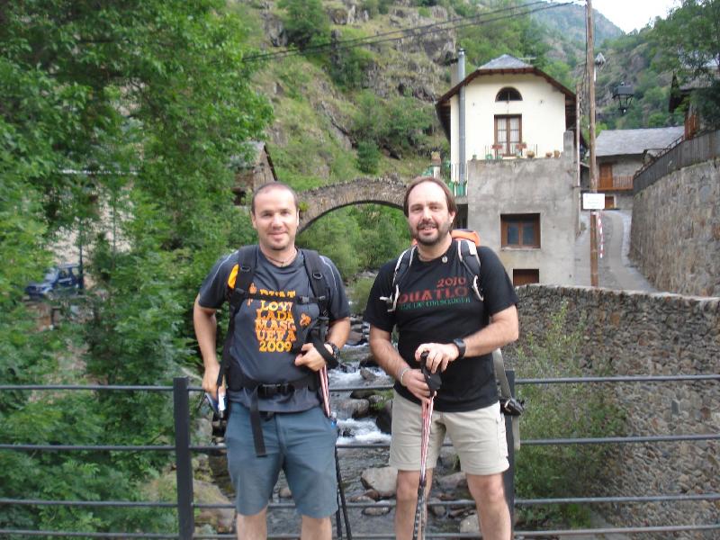 En Marc i en Jordi davant del pont de Tavascan