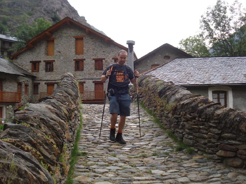 El cami transcorre per damunt del pont