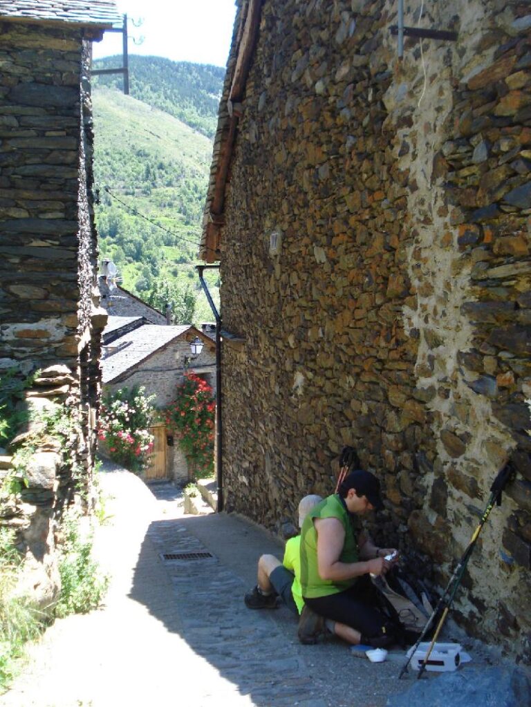 Avituallant a la ombra de una paret a Boldis Sobira