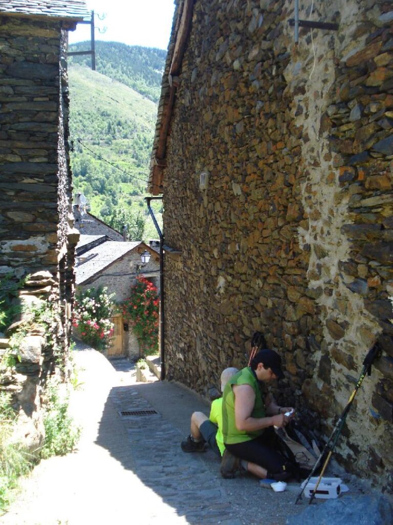 Avituallant a la ombra de una paret a Boldis Sobira